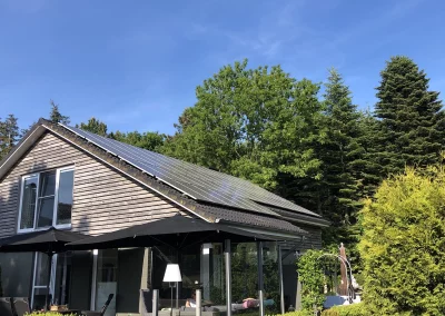 Foto eines Hauses mit installierter Photovoltaikanlage auf dem Dach.