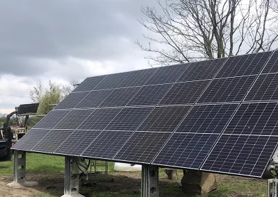 Eine freistehende Solaranlage, die unabhängig auf einem Grundstück installiert ist.