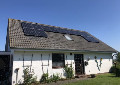 Eine Photovoltaikanlage auf dem Dach eines Kundenhauses zur Erzeugung von Solarstrom.