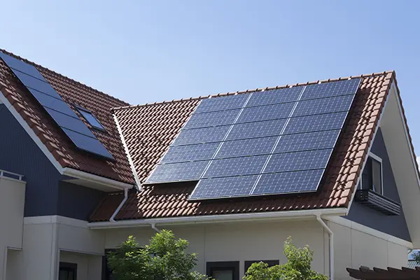 Kappeln_photovoltaik Reihen von Solarmodulen auf einem Dach, die Sonnenenergie absorbieren.